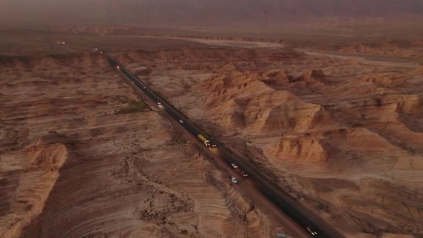 Çin Xinjiang Şehrinde Gün Batımında Çöl Yolu — Stok video