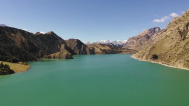 Tianchi Gölü ve Çin 'in Xinjiang kentindeki Karakoram Otoyolu' nun havadan görünüşü.