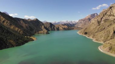 Tianchi Gölü ve Çin 'in Xinjiang kentindeki Karakoram Otoyolu' nun havadan görünüşü.