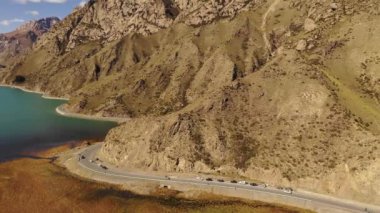 Tianchi Gölü ve Çin 'in Xinjiang kentindeki Karakoram Otoyolu' nun havadan görünüşü.