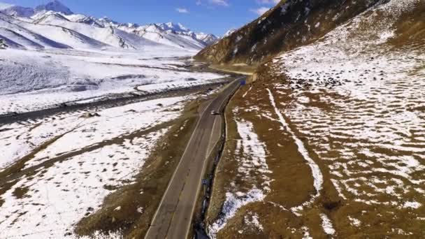 Snowy Bergen Duku Snelweg Xinjiang China — Stockvideo