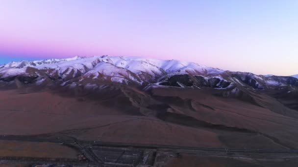 Vista Aérea Del Hermoso Amanecer Las Montañas Nevadas Xinjiang China — Vídeos de Stock