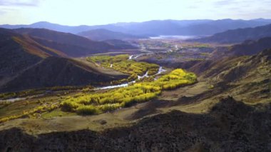 Çin dağlarında sonbahar ağaçlarının tepesindeki hava manzarası