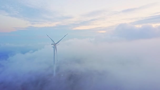 Ветряные Мельницы Горах Закате Вид Воздуха — стоковое видео
