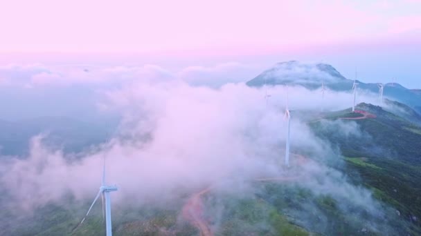 多云天气下风力涡轮机的航空视图 — 图库视频影像