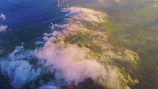 多云天气下风力涡轮机的航空视图 — 图库视频影像