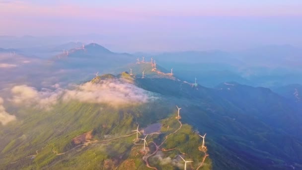 Bulutlu Bir Günde Rüzgar Türbinlerinin Hava Görüntüsü — Stok video