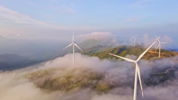 Воздушный Обзор Ветряных Турбин Облачный День — стоковое видео