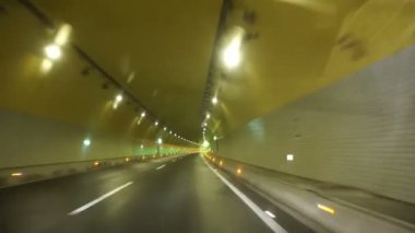 Arabalı ve ışıklı tünel