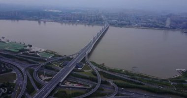 Çin 'deki Bayi Köprüsü, arka planda seyahat yeri