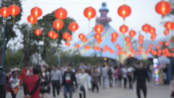 Θολή Των Ανθρώπων Περπατά Κάτω Από Την Πρωτοχρονιά Κινέζικα Φανάρια — Αρχείο Βίντεο