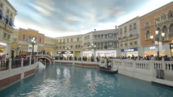 マカオのヴェネツィアのラグジュアリーホテルとカジノとモールの運河をロマンチックな乗り物で観光客を取っています — ストック動画