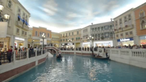 マカオのヴェネツィアのラグジュアリーホテルとカジノとモールの運河を通ってロマンチックな乗り物で観光客を取るゴンドリア — ストック動画