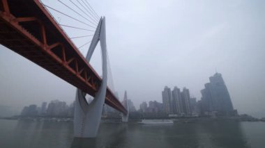 Chongqing Şehir Köprüsü manzarası, arka planda seyahat yeri