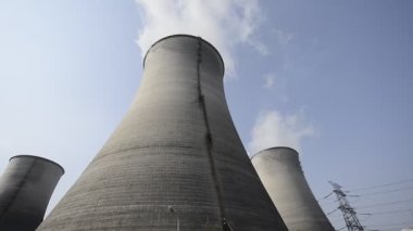 Şehirdeki elektrik santrali boruları, alt manzara. 