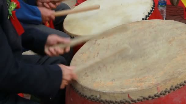 Крупные Барабанщики Играют Барабанах Улице — стоковое видео