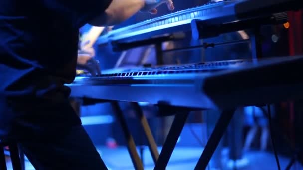 Musicista Che Suona Tastiera Del Pianoforte — Video Stock