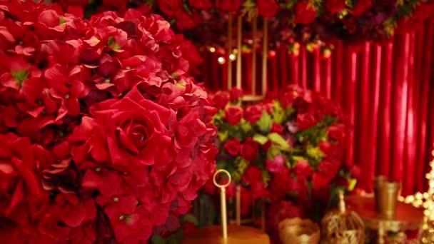 Chińskie Wnętrze Restauracji Ozdobione Latarniami Kwiaty Czerwonych Kolorach — Wideo stockowe