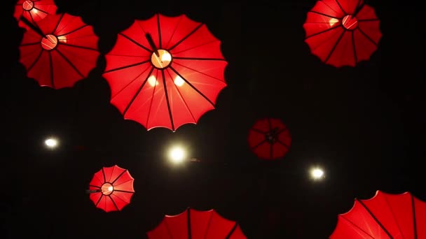 Fener Kırmızı Renkli Çiçeklerle Süslenmiş Çin Restoranı — Stok video