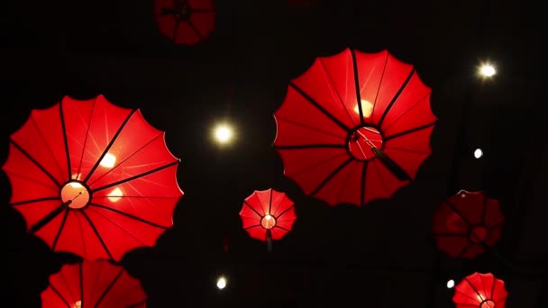 Інтер Китайського Ресторану Прикрашений Ліхтарями Квітами Червоних Тонах — стокове відео