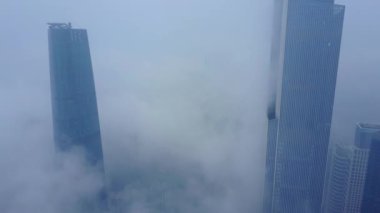 Sisli bir günde Sabah Şehrinin hava manzarası