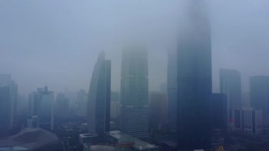 Sisli bir günde Sabah Şehrinin hava manzarası