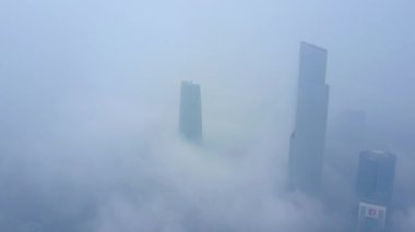 Sisli bir günde Sabah Şehrinin hava manzarası