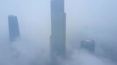 Sisli bir günde Sabah Şehrinin hava manzarası