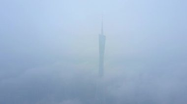 Sisli bir günde Sabah Şehrinin hava manzarası