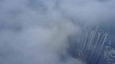 Sisli bir günde Sabah Şehrinin hava manzarası