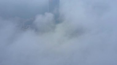 Sisli bir günde Sabah Şehrinin hava manzarası