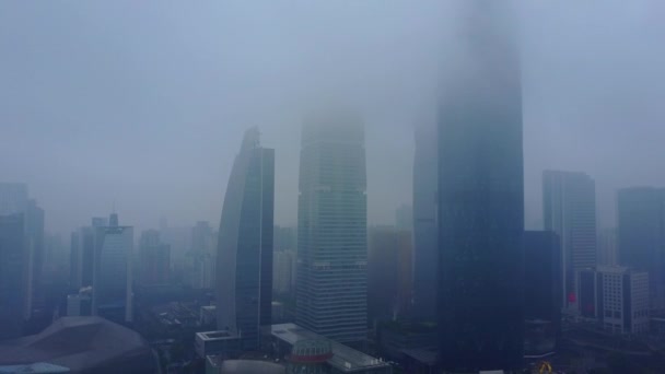 霧の日の朝のシティスケープの空中ビュー — ストック動画