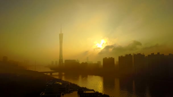 大雾天气下的晨光城市景观 — 图库视频影像
