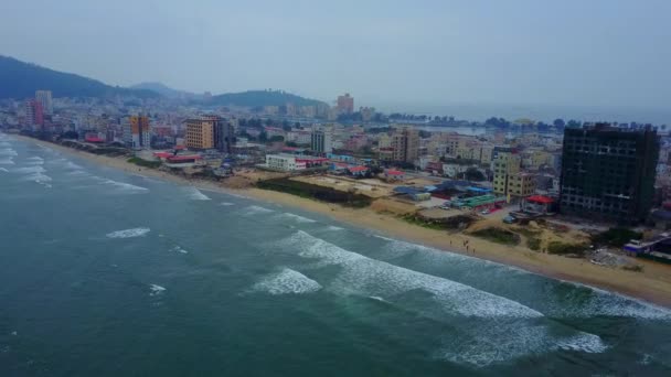 Stora Vågor Som Knackar Stranden Guangdong Kina Flygfoto — Stockvideo