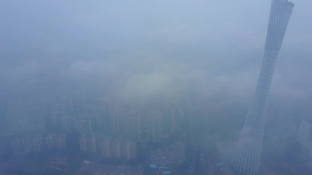 Luftaufnahme Der Morgenstadt Bei Nebligem Tag — Stockvideo