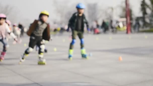 子供たち 公園でローラースケート — ストック動画