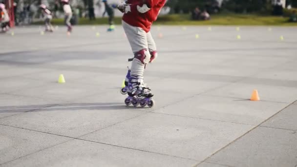 Dzieci Roller Skating Parku — Wideo stockowe