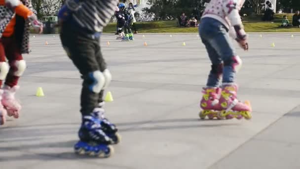 Dzieci Roller Skating Parku — Wideo stockowe