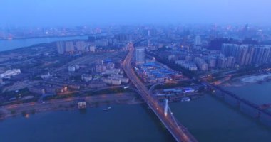 Bayi Köprüsü Şangay 'ın Çin' deki gecesinde