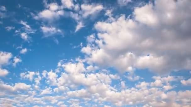 Timelapse Κυλιόμενα Άσπρα Σύννεφα Στον Γαλάζιο Ουρανό — Αρχείο Βίντεο
