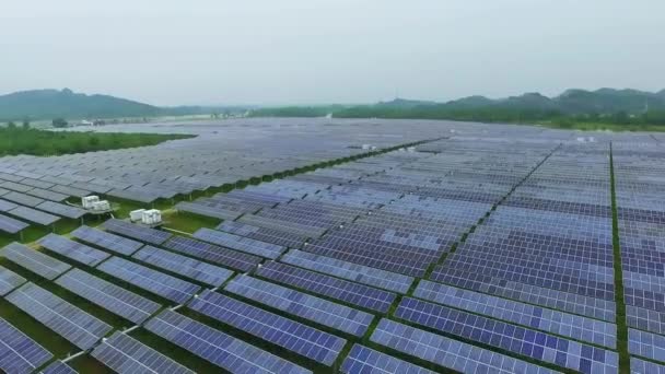 Güneş Panelleri Fotovoltaik Enerji Kavramının Hava Aracı Görüntüsü — Stok video