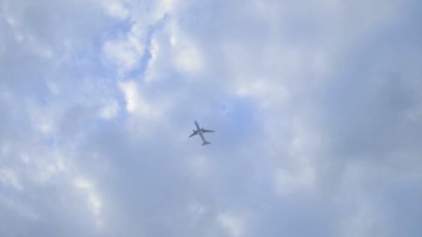Avion Volant Dans Ciel Nuageux — Video