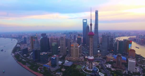 Şehir Manzarası Gün Batımında Trafiğin Hava Aracı Görüntüsü — Stok video