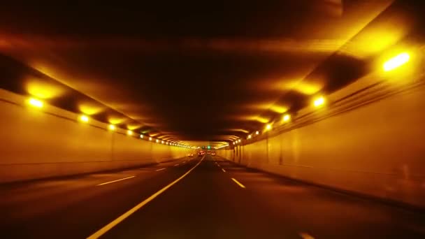 在城市里开车穿过隧道的汽车 — 图库视频影像