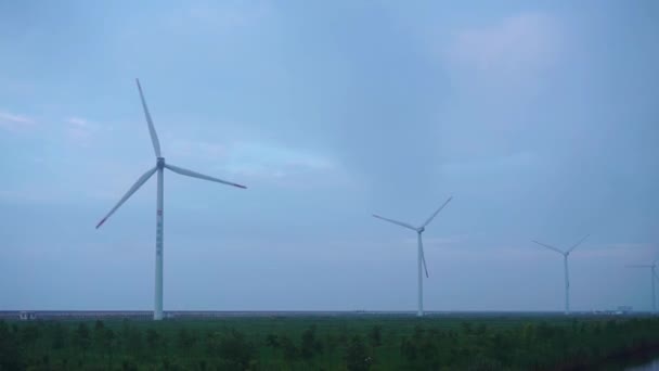 山の風力発電について 風車のデイタイムビュー — ストック動画