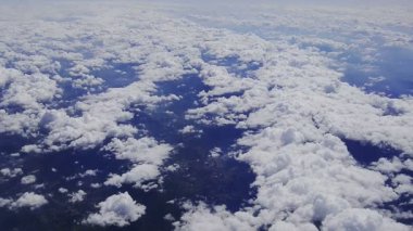 Bulutların üzerinde uçan uçağın kanat