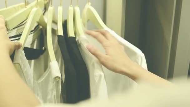 Kobieta Wybierająca Ubrania Sklepie — Wideo stockowe