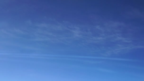 散らばった雲の上の航空機からの窓の眺め — ストック動画