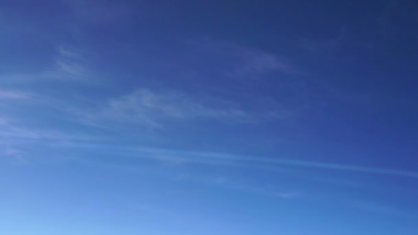 Widok Okna Statku Powietrznego Nad Rozproszonymi Chmurami — Wideo stockowe