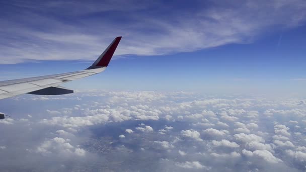 Bulutların Üzerinde Uçan Uçağın Kanat — Stok video
